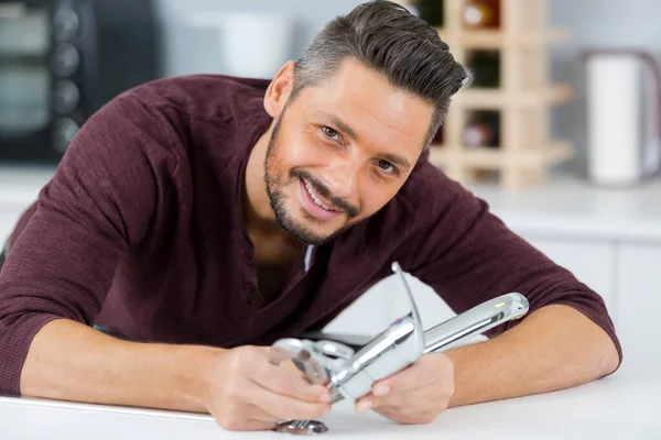 Klempner Repariert Wasserhahn Und Mann — Stockfoto