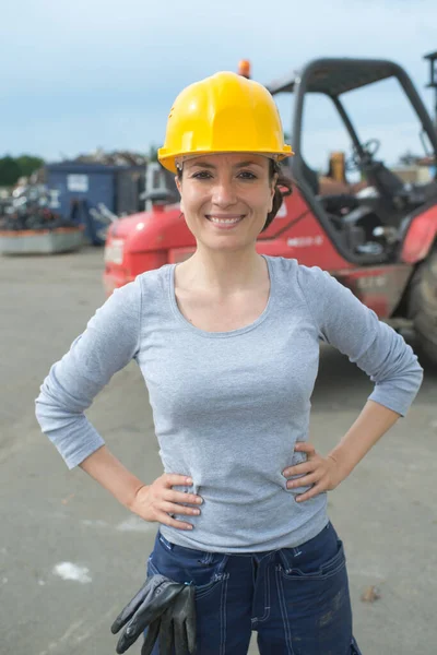 建設現場の幸せな女性建築家は — ストック写真