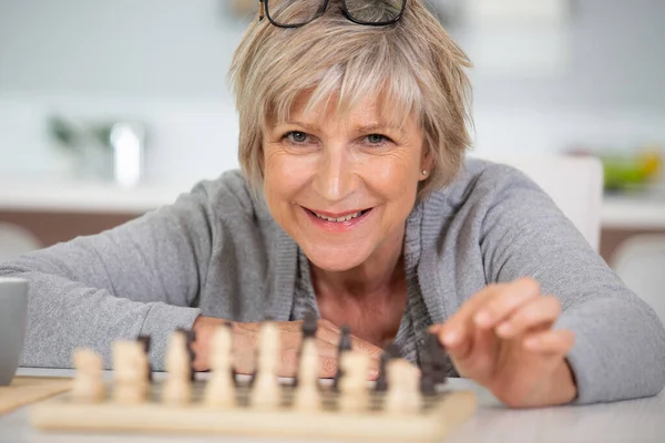 Mulher Sênior Feliz Jogando Xadrez Casa — Fotografia de Stock