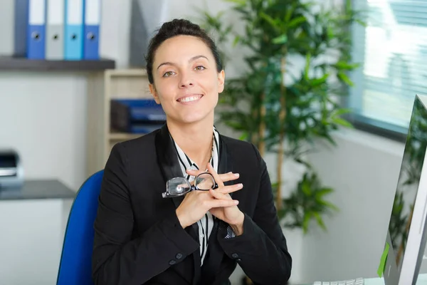 Empresária Sorridente Escritório — Fotografia de Stock