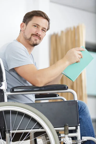 Gehandicapte Man Rolstoel Lezen Van Een Boek — Stockfoto