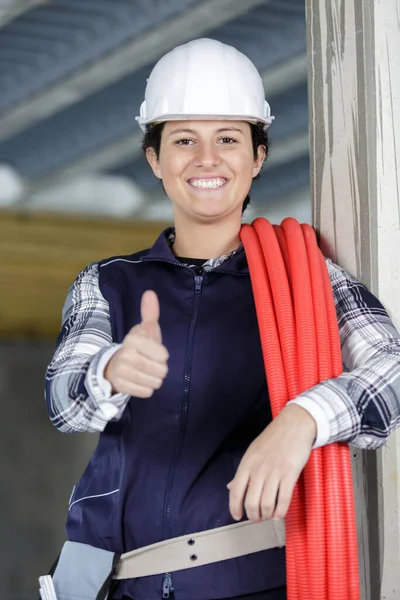 Jovem Construtor Feminino Mostrando Polegar Para Cima — Fotografia de Stock