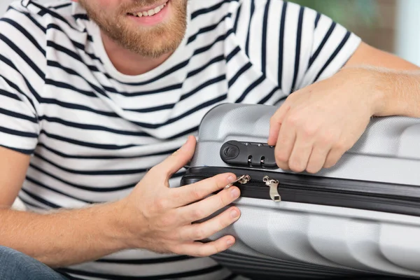 Bir Adamın Bavulunun Fermuarını Çekerken Çekilmiş Fotoğrafı — Stok fotoğraf