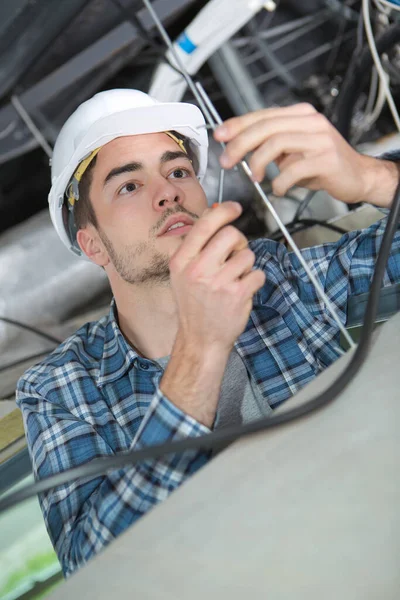 Elektriker Erledigt Akribische Arbeit Dachraum — Stockfoto
