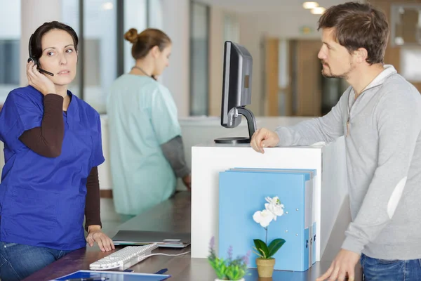 Kvinnlig Läkare Telefon Med Och Stilig Patient — Stockfoto