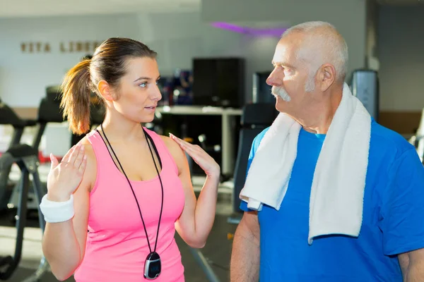 Äldre Man Och Personlig Fitness Tränare — Stockfoto