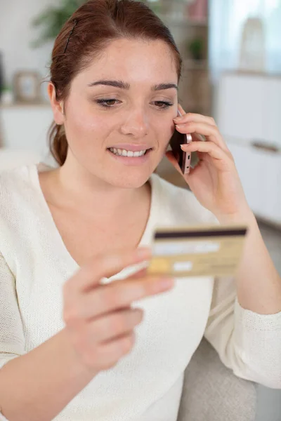 Junge Frau Telefoniert Mit Handy Und Hält Kreditkarte — Stockfoto