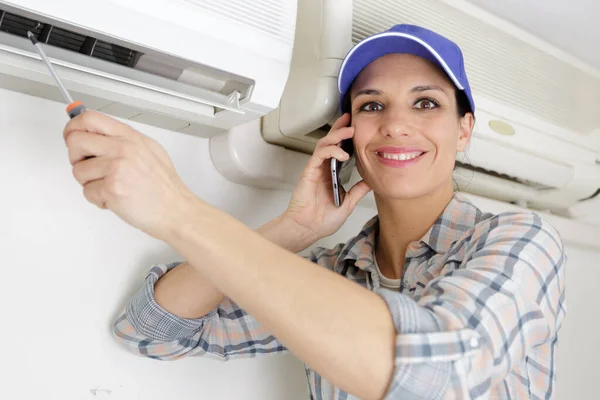 Handywoman Phone Cleaning Ventilation System — Stock Photo, Image