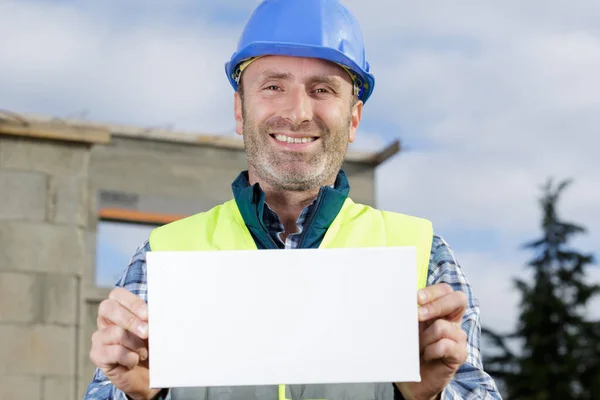 Usmívající Pracovník Drží Bílá Transparent — Stock fotografie