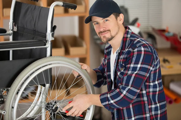 Údržbář Invalidního Vozíku Dílně — Stock fotografie