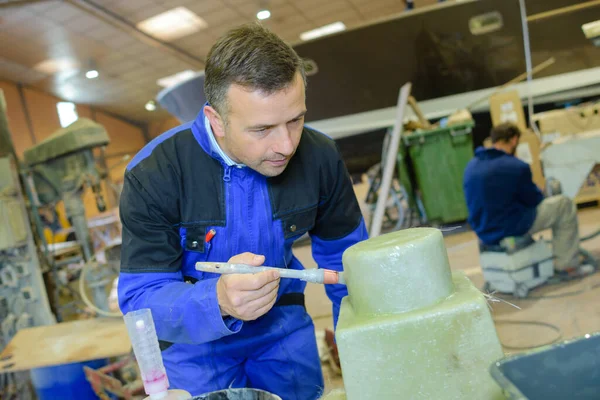 Ein Mann Steht Der Werkstatt — Stockfoto