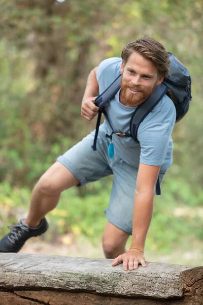 Retrato Jovem Homem Andarilho Sorridente Com Mochila — Fotografia de Stock