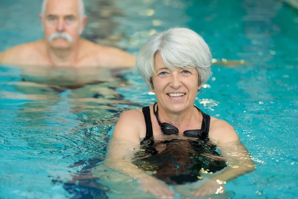 Glückliche Aktive Seniorin Schwimmt Pool — Stockfoto