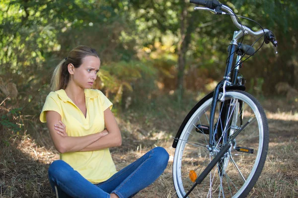 Woman Country Path Annoyed Have Bicycle Puncture — Stock Photo, Image