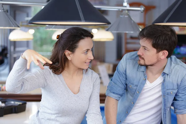 Coppia Felice Che Parla Bar — Foto Stock