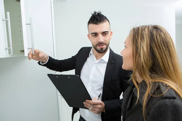 Conversación Pareja Mientras Apartamento — Foto de Stock