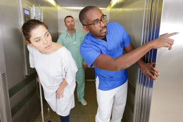 Ärzte Und Patient Stehen Aufzug Krankenhaus — Stockfoto