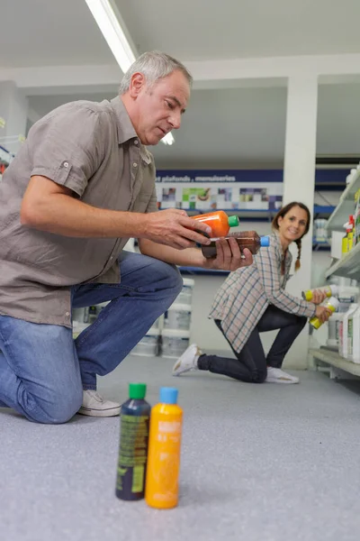 Mann Liest Das Etikett Der Farben Der Flasche — Stockfoto