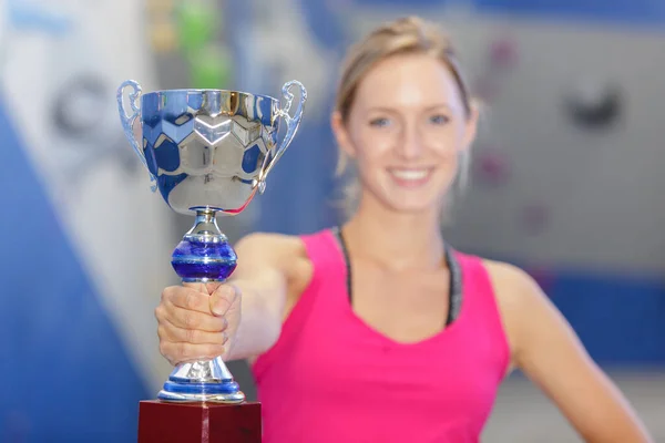 Jonge Vrouw Met Grote Trofee — Stockfoto