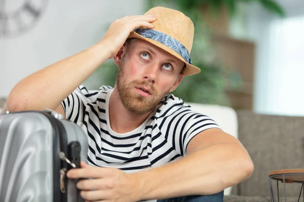 Ung Man Packning Resväska För Semester — Stockfoto