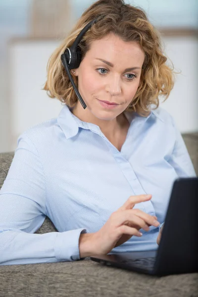 Vrouw Zitten Surfen Het Internet Een Laptop Computer — Stockfoto