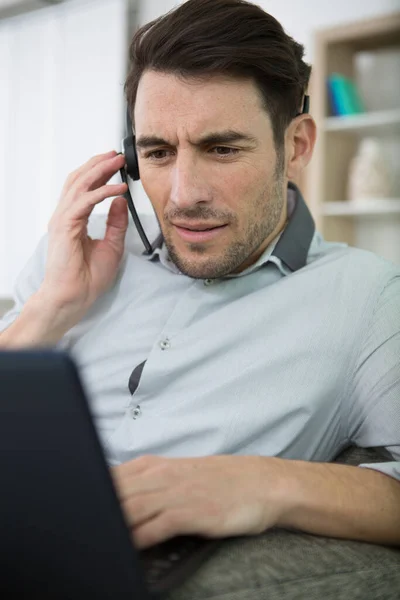 Männlicher Telemarketer Arbeitet Von Hause Aus — Stockfoto