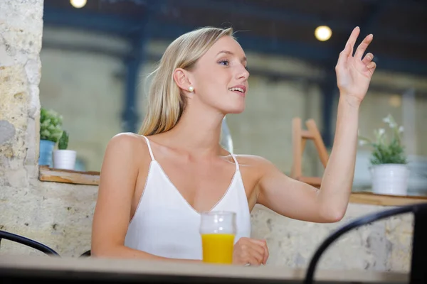 Mujer Llamando Camarero Mientras Está Sentado Cafetería — Foto de Stock