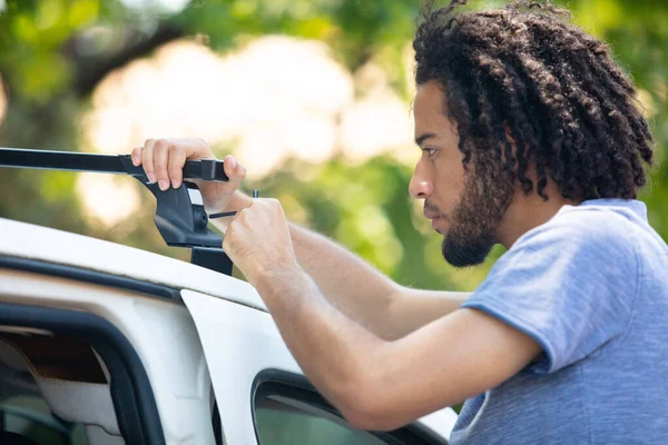 Hombre Instalando Estante Techo Coche Coche —  Fotos de Stock