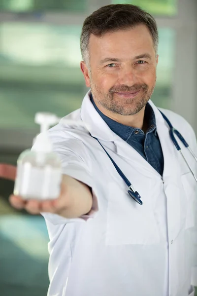 Médico Feliz Mostrando Desinfectante Manos —  Fotos de Stock