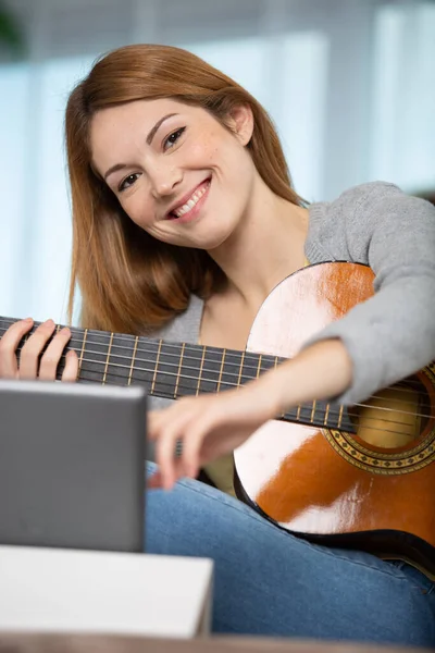 Frauen Spielen Hause Wohnzimmer Gitarre — Stockfoto