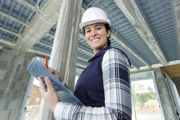 Femme Constructeur Écriture Sur Presse Papiers — Photo