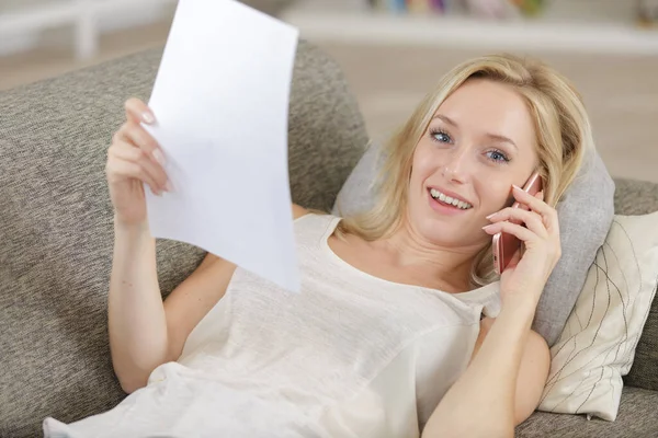 Ung Kvinna Med Telefon Soffan Hemma — Stockfoto