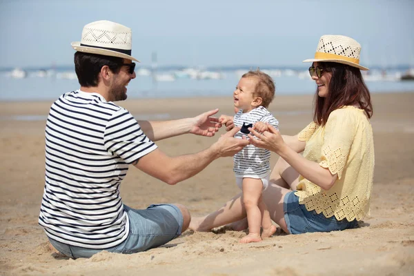 Mama Tata Dziecko Plaży — Zdjęcie stockowe