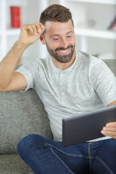 Szczęśliwy Człowiek Pracujący Komputerze — Zdjęcie stockowe