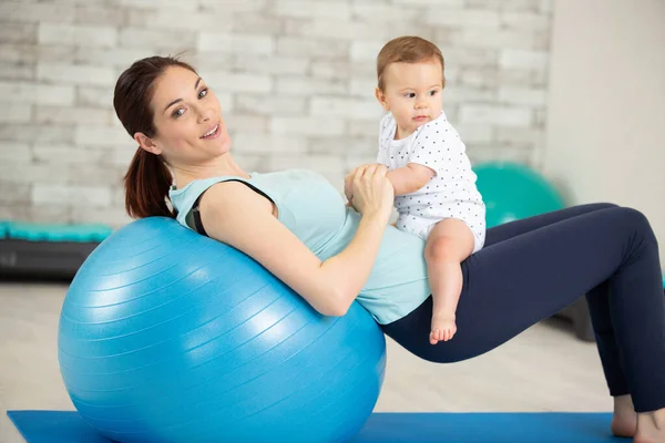 Jovem Mãe Faz Exercícios Fitness Conjunto Com Bebê — Fotografia de Stock