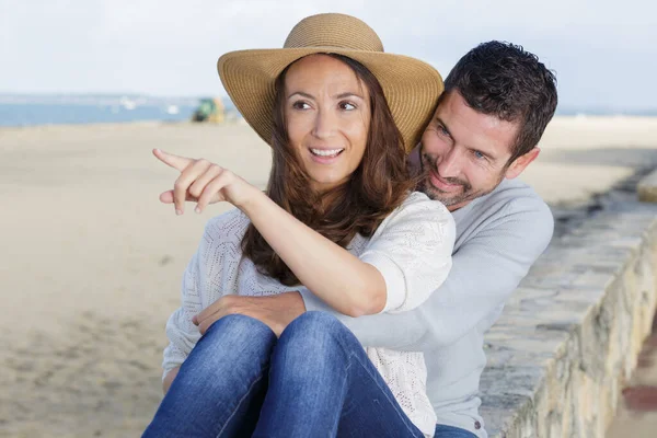 Paar Knuffels Tender Het Strand — Stockfoto