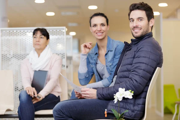 Heureux Couple Attente Clinique Planification Familiale — Photo