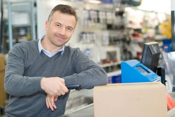 Glad Försäljningsassistent Möbelaffär — Stockfoto