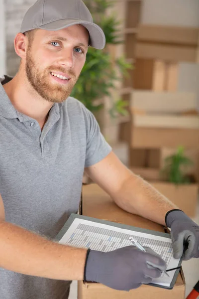 Beared Entrega Homem Assinatura Checklist — Fotografia de Stock