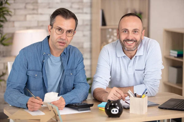 Dos Hombres Trajes Haciendo Finanzas Casa —  Fotos de Stock