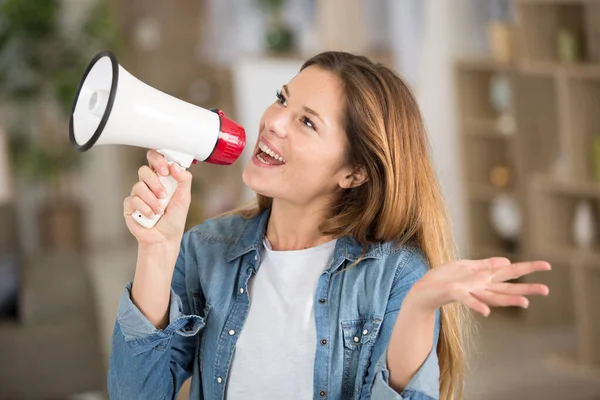 Lycklig Bekymmerslös Kvinna Gör Megafon Tillkännagivande — Stockfoto