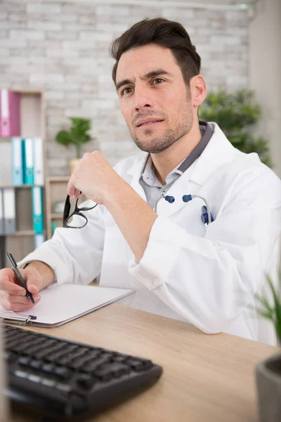 Junger Arzt Arbeitet Seinem Büro — Stockfoto