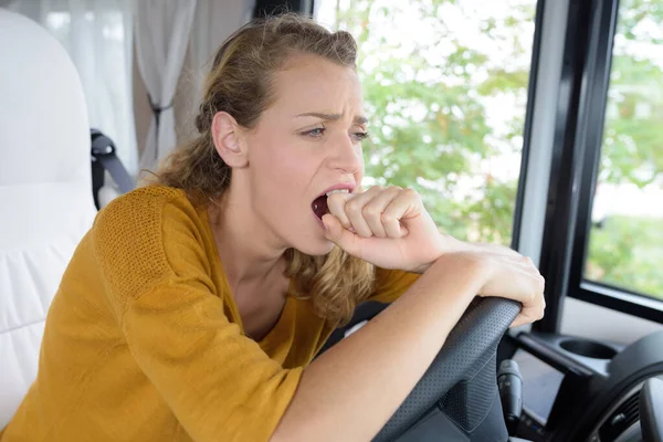 Κουρασμένη Γυναίκα Οδηγός Κάθεται Στο Λεωφορείο — Φωτογραφία Αρχείου