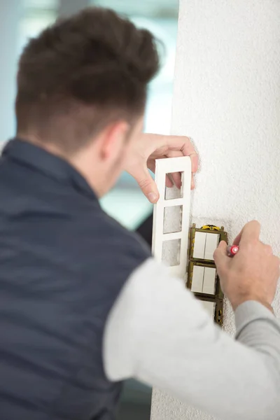 Elektriker Installiert Lichtschalter Der Wand — Stockfoto