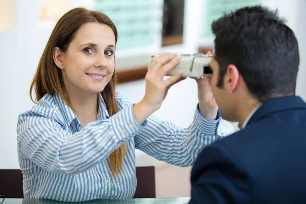Kadının Göz Testi Optometrist Göz Görme Kliniği Ile Yapması — Stok fotoğraf