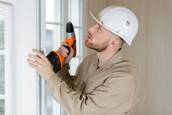 Construtor Masculino Usando Broca Sem Fio — Fotografia de Stock