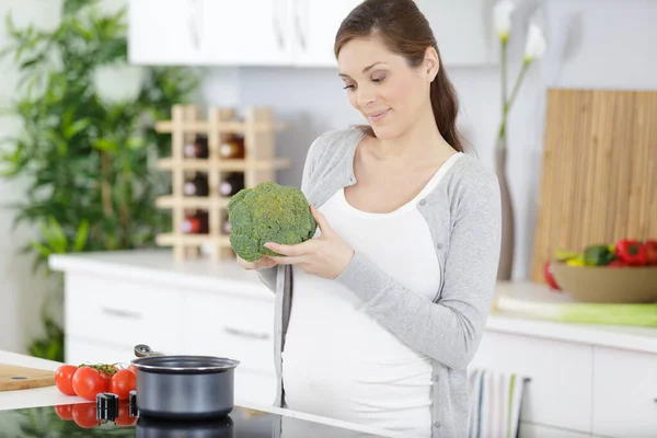 Hermosa Joven Cocina Broccolis —  Fotos de Stock