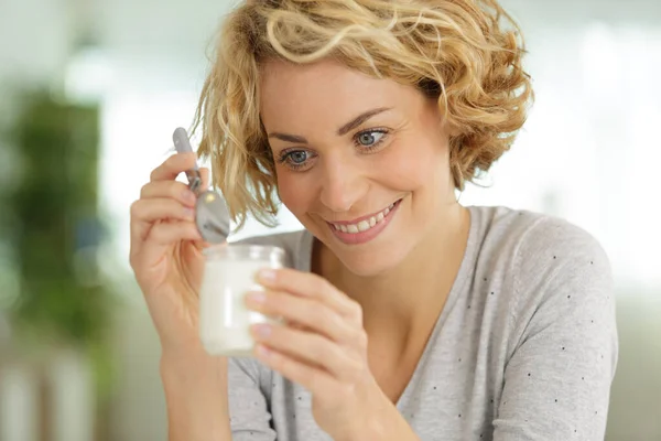 Jonge Vrouw Eten Yoghurt — Stockfoto