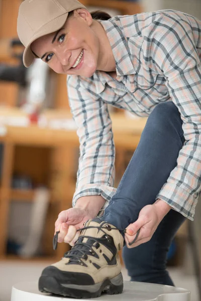 Vrouwelijke Werknemer Doen Haar Veters Omhoog — Stockfoto