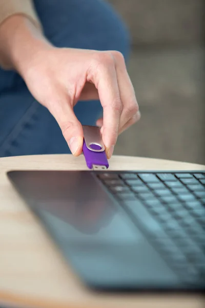 Hand Plugging Purple Pendrive Laptop Usb — Stock Photo, Image